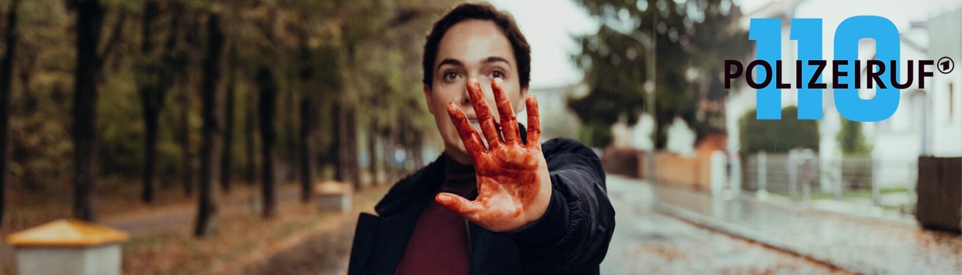 Elisabeth Eyckhoff, gespielt von Verena Altenberger, hält im Polizeiruf 110 ihre blutverschmierte Hand in die Kamera (Foto: BR/Amalia Film und Dragonbird Films/Sabine Finger)