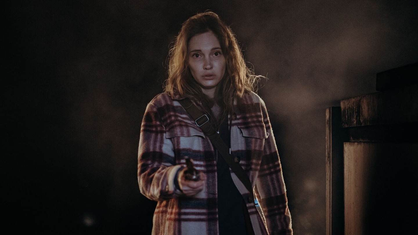Foto: BR/Amalia Film und Dragonbird Films/Sabine Finger Szenenbild aus dem Polizeiruf 110 mit einer jungen Frau im Vordergrund (Foto: BR/Amalia Film und Dragonbird Films/Sabine Finger)