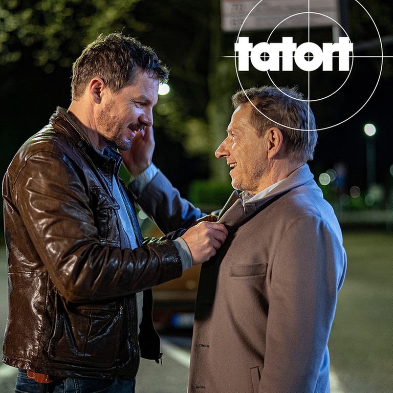 Tatort-Kritik Stuttgart: Die beiden Kommissare lächeln sich an während Bootz Lannert halten muss (Foto: ard-foto s2-intern/extern, SWR / Christian Koch)