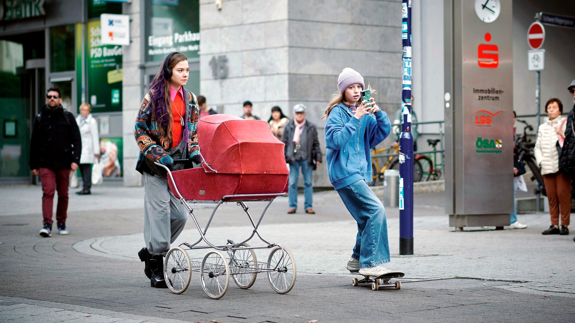 Foto: ard-foto s2-intern/extern, MDR / Felix Abraham Polizeiruf-Kritik Magdeburg mit Brasch: Lana Stokowsky mit Kinderwagen in der Stadt. Vor ihr ein Mädchen auf einem Skateboard. (Foto: ard-foto s2-intern/extern, MDR / Felix Abraham)