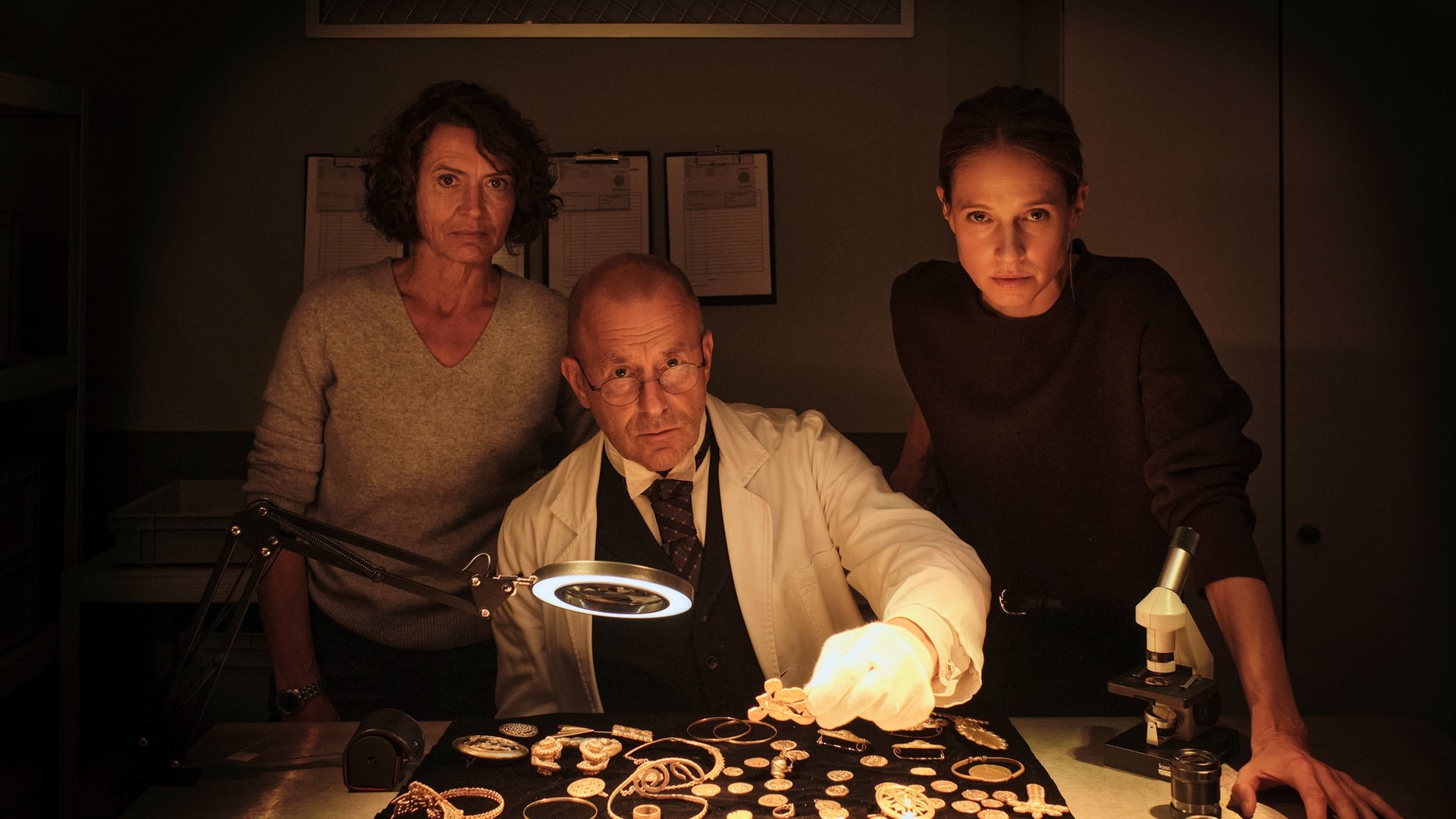 Foto: ard-foto s2-intern/extern, SWR / Benoît Lange Tatort-Kritik Ludwigshafen „Gold“: Die Kommissare untersichen mit dem Professor Gold-Schmuck (Foto: ard-foto s2-intern/extern, SWR / Benoît Lange)