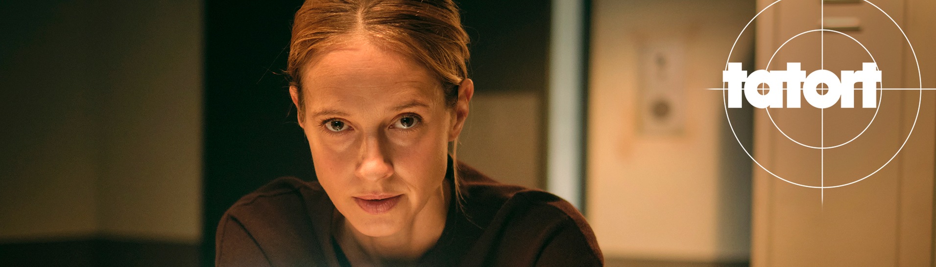 Tatort-Kritik Ludwigshafen „Gold“: Kommissarin Johanna Stern schaut einen Ring im Licht an (Foto: ard-foto s2-intern/extern)