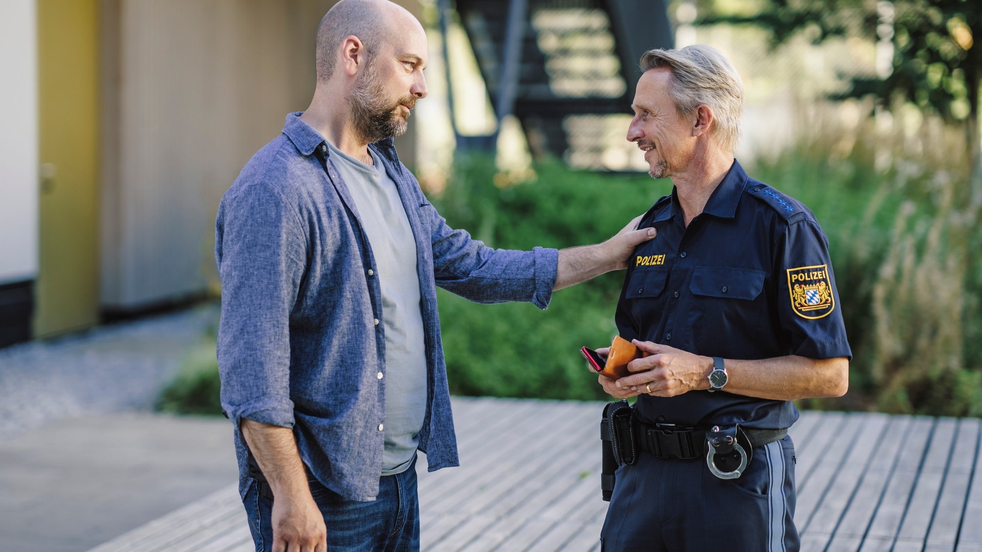 Kriminalhauptkommissar Dennis Eden (Stephan Zinner, links) instruiert seinen Kollegen Alfred Höhne (Martin Müller). (Foto: ard-foto s2-intern/extern, Ariane Krampe Filmproduktion/BR/Hendrik Heiden)