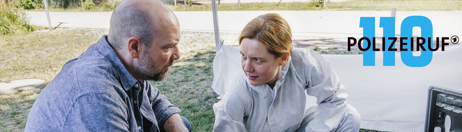 Polizeiruf-Kritik München: „Little Boxes“: Kriminalhauptkommissar Dennis Eden und Judith Flaman untersuchen den toten Dawoud Alrashid. (Foto: ard-foto s2-intern/extern, Ariane Krampe Filmproduktion/BR/Hendrik Heiden)