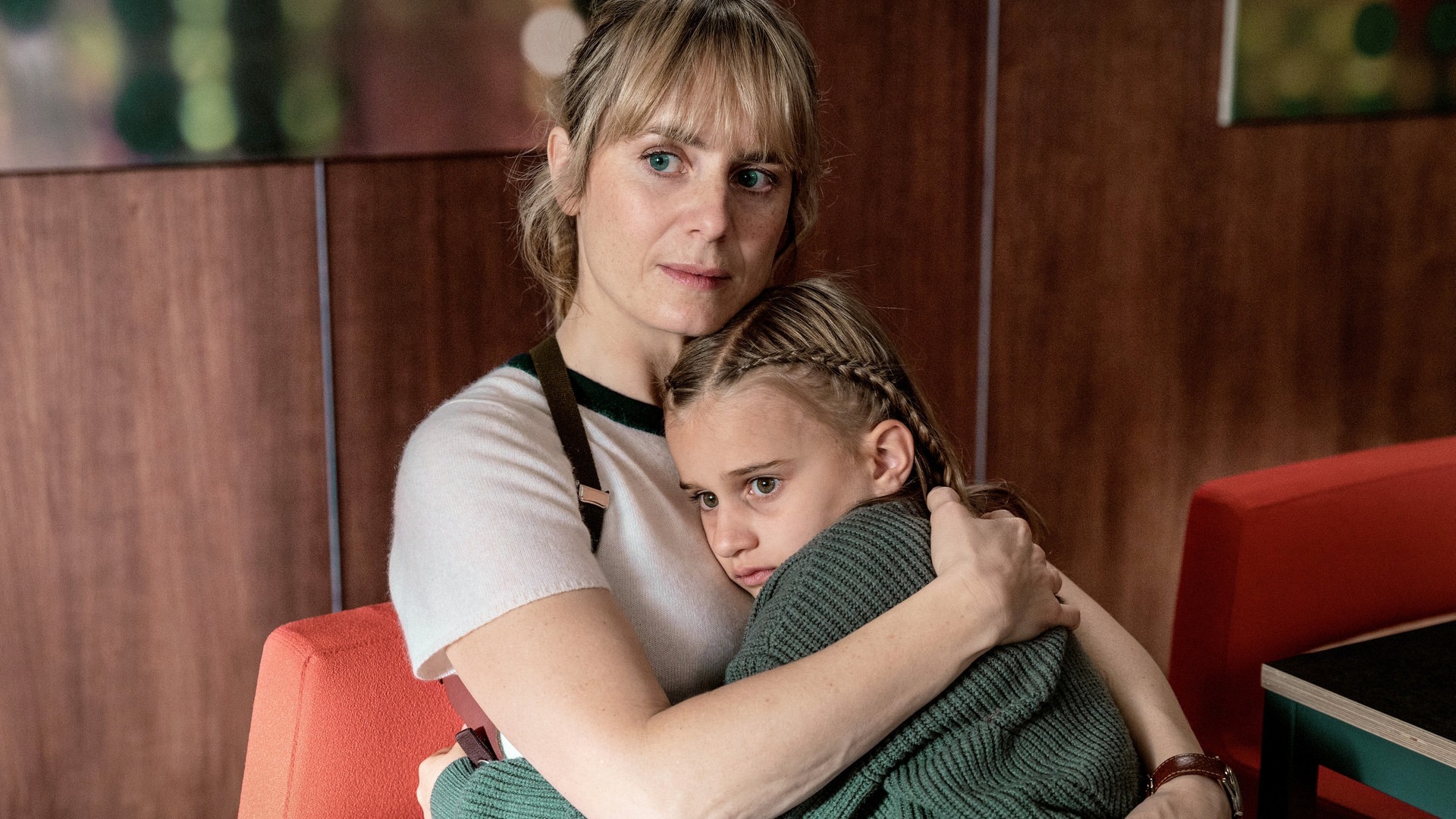Foto: ard-foto s2-intern/extern, ARD Degeto / SRF / Sava Hlavacek Tatort-Kritik Zürich „Blinder Fleck“: Kommissarin Grandjean mit dem Kind im Arm (Foto: ard-foto s2-intern/extern, ARD Degeto / SRF / Sava Hlavacek)