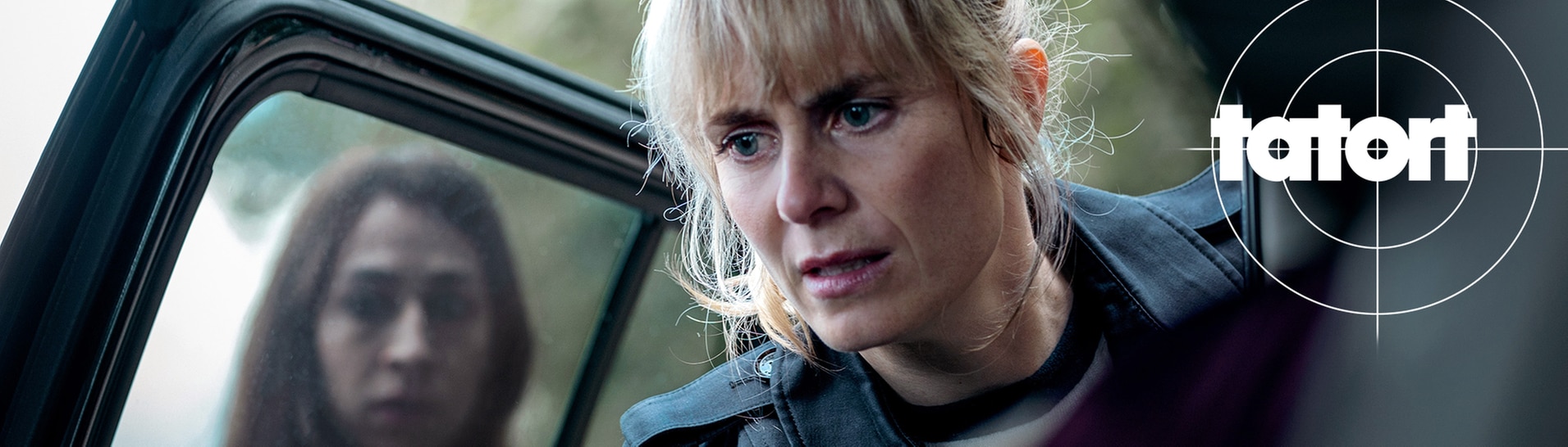 Tatort-Kritik Zürich „Blinder Fleck“: Die Kommissainnen schauen erschreckt in eine Autotür (Foto: ard-foto s2-intern/extern, ARD Degeto / SRF / Sava Hlavacek)