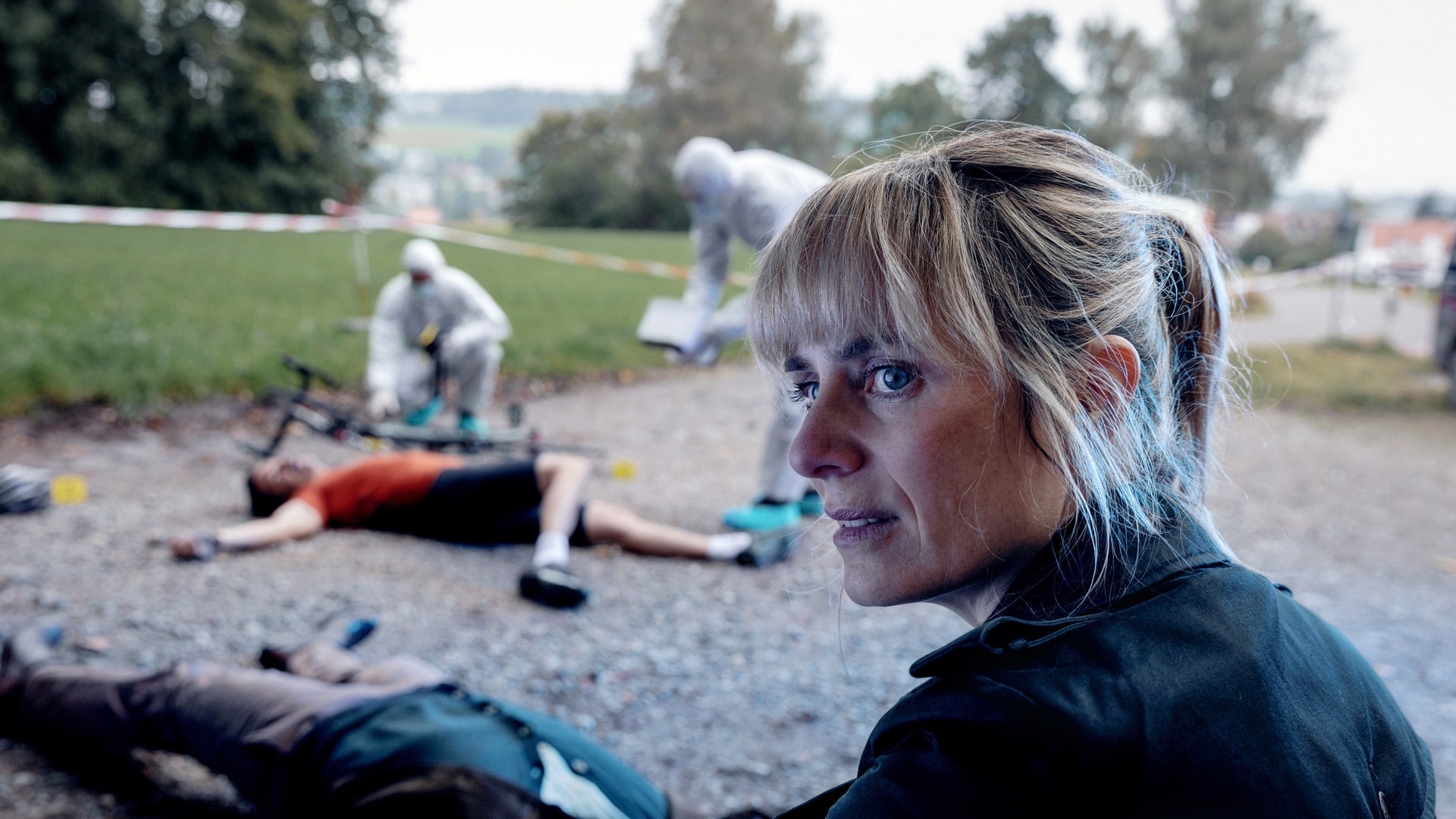 Foto: ard-foto s2-intern/extern, ARD Degeto / SRF / Sava Hlavacek Tatort-Kritik Zürich „Blinder Fleck“: Kommissarin schaut vom Tatort weg (Foto: ard-foto s2-intern/extern, ARD Degeto / SRF / Sava Hlavacek)