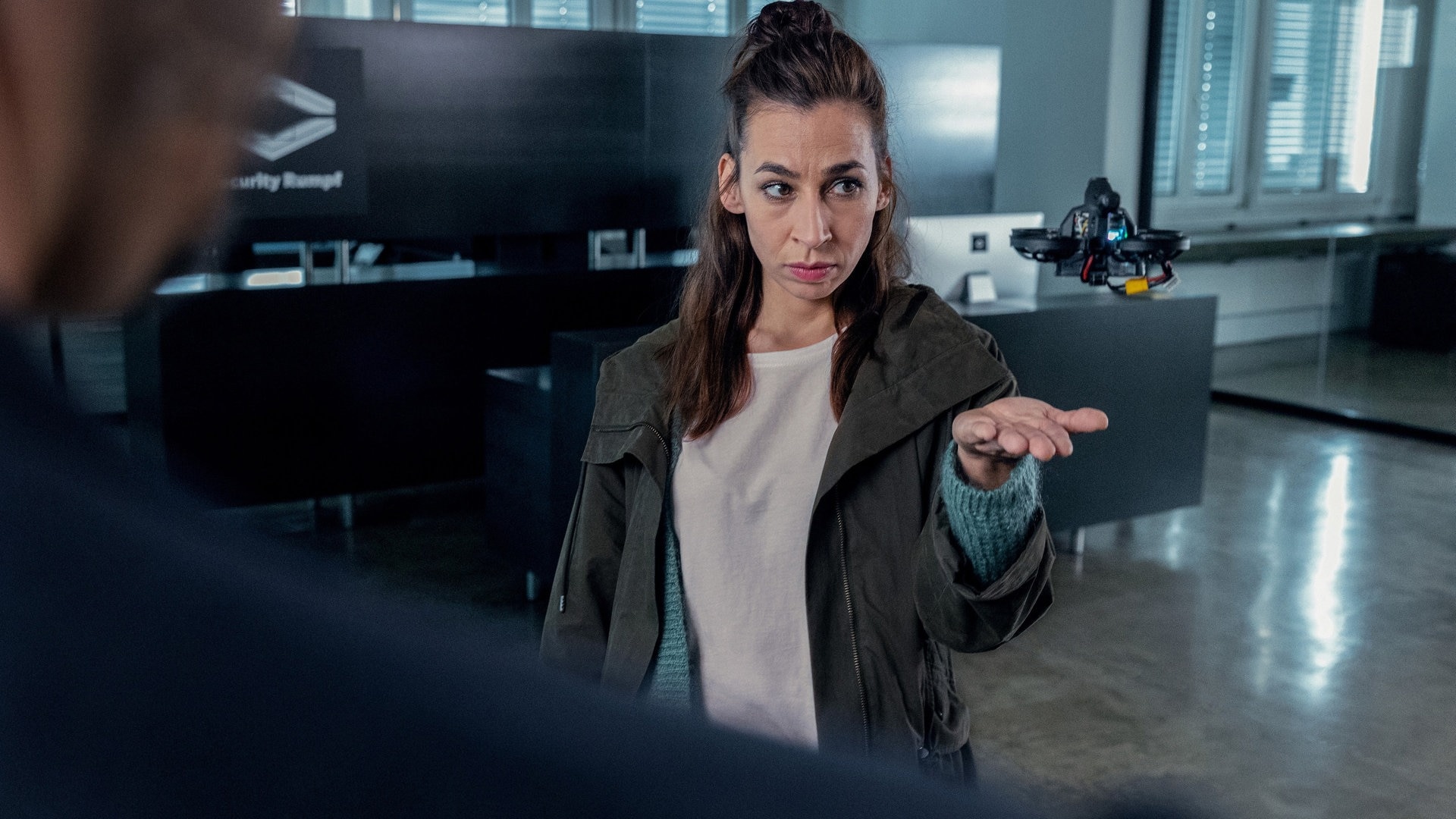 Foto: ard-foto s2-intern/extern, ARD Degeto / SRF / Sava Hlavacek Tatort-Kritik Zürich „Blinder Fleck“: Kommissarin Tessa Ott hat eine Drohne über der Hand (Foto: ard-foto s2-intern/extern, ARD Degeto / SRF / Sava Hlavacek)