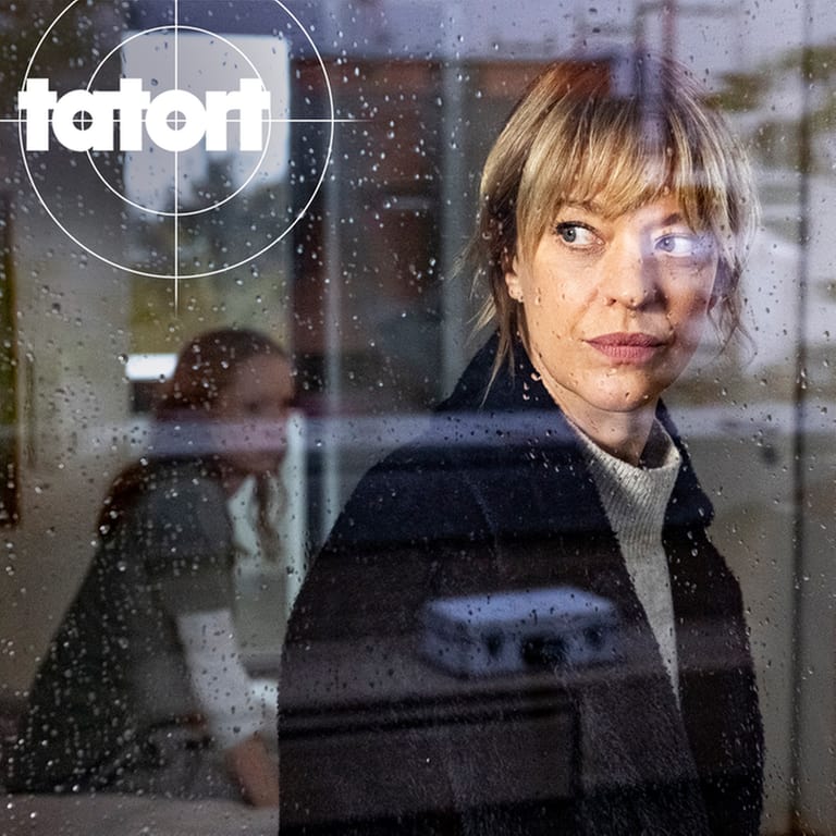 Tatort-Kritik Mainz „Aus dem Dunkel“: Kommissarin Berlinger schaut aus einem verregneten Fenster. Im Hintergrund sitzt ein kleines Mädchen. (Foto: ard-foto s2-intern/extern, SWR / Peter Porst)
