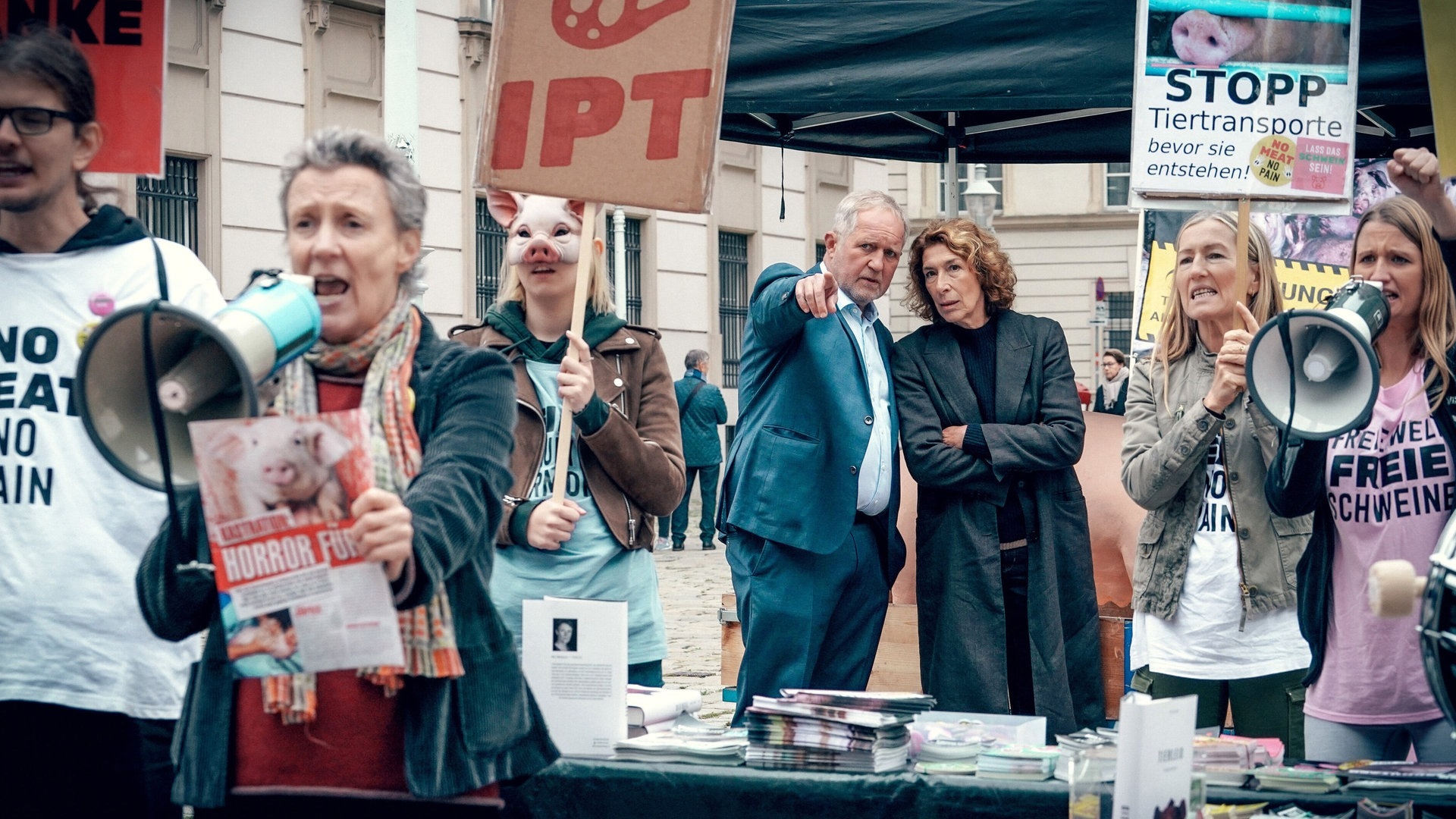 Foto: ard-foto s2-intern/extern, ARD Degeto / ORF / Petro Domenigg Tatort-Kritik Wien „Bauernsterben“: Die Kommissar:innen mitten in einer Demonstration, zeigend auf eine bestimmte Person. (Foto: ard-foto s2-intern/extern, ARD Degeto / ORF / Petro Domenigg)