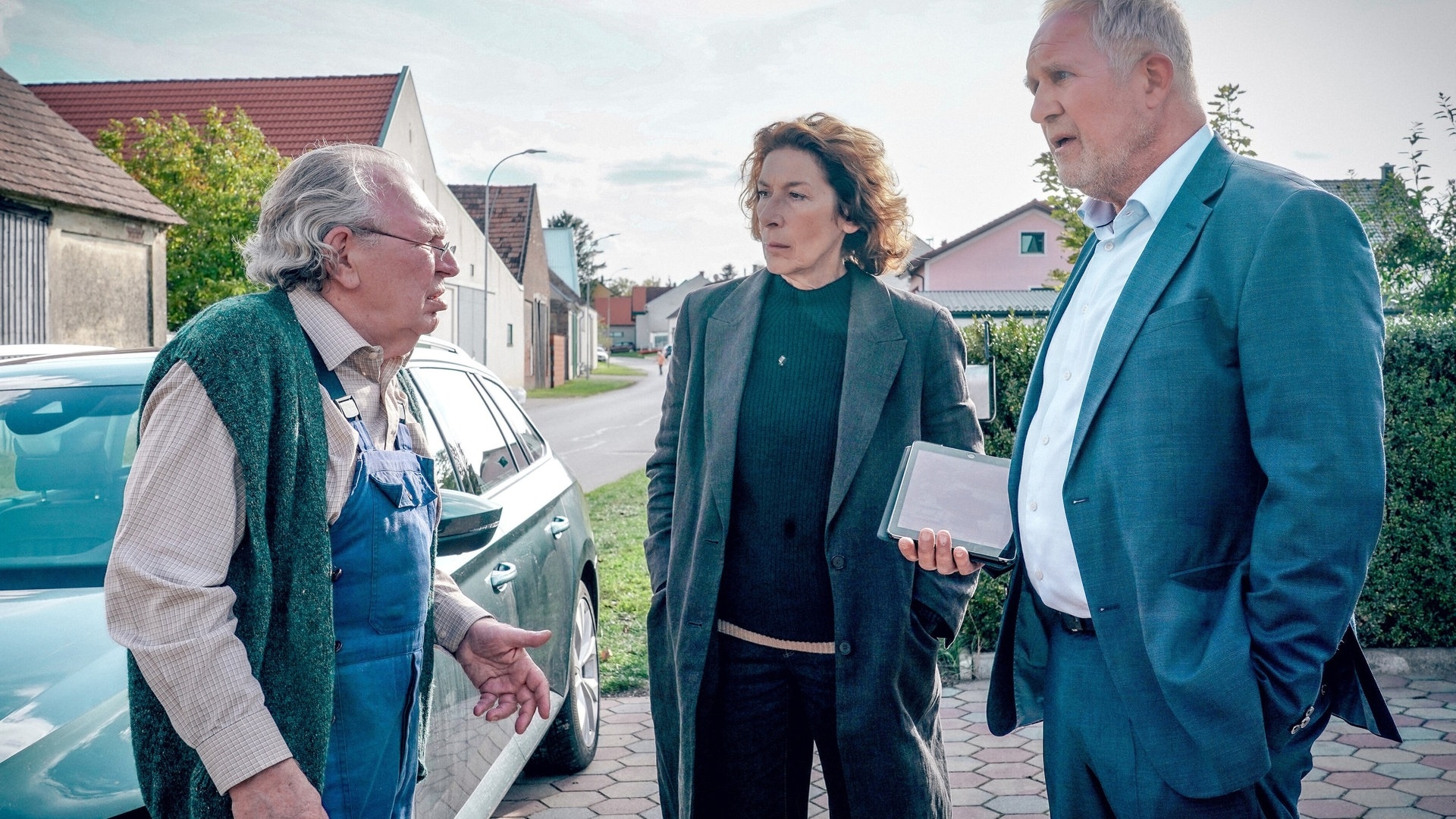 Foto: ard-foto s2-intern/extern, ARD Degeto / ORF / Petro Domenigg Tatort-Kritik Wien „Bauernsterben“: Die beieden Kommissare befragen einen alten Mann. (Foto: ard-foto s2-intern/extern, ARD Degeto / ORF / Petro Domenigg)