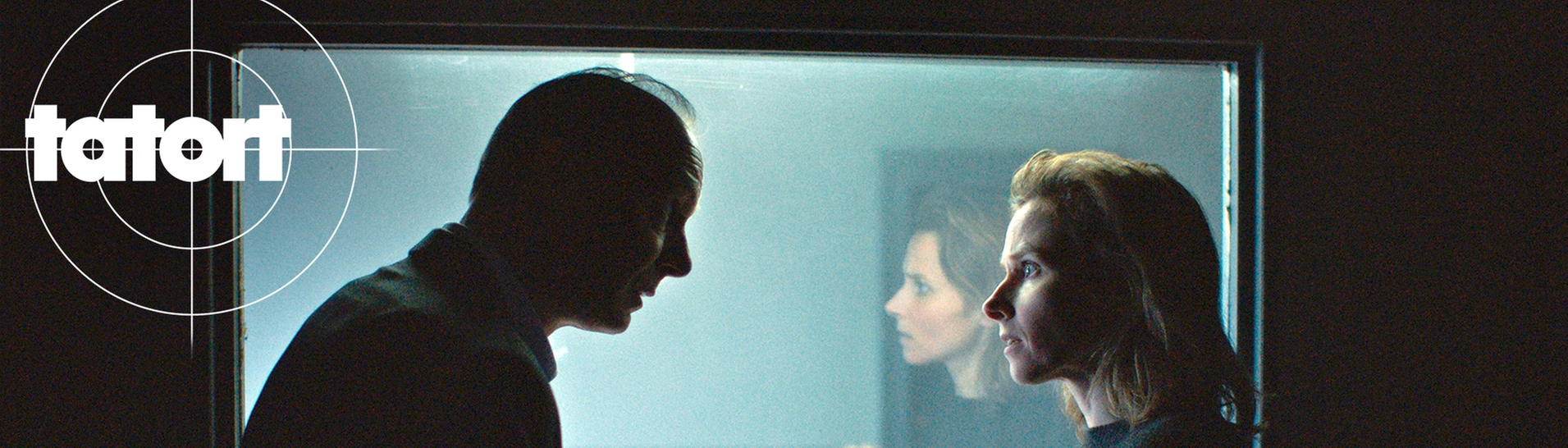 Tatort-Kritik Dresden „Was ihr nicht seht“: Peter Schnabel und Karin Gorniak vor einer Milchglasscheibe  mit Blick in das besetzte Verhörzimmer (Foto: ard-foto s2-intern/extern, MDR)