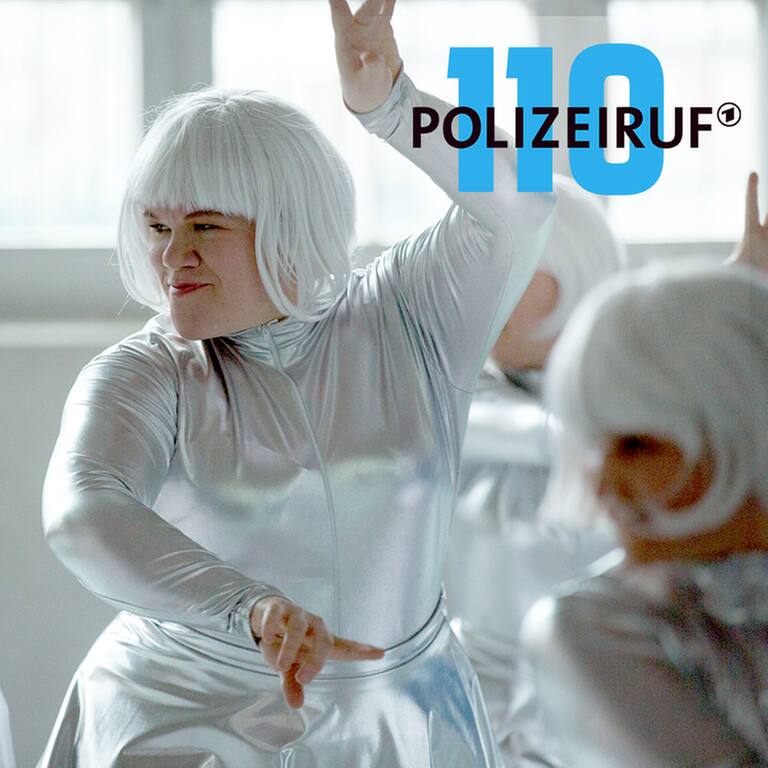 Im Polizeiruf 110 „Kopflos“ aus Cottbus ist die Kommissarin in silbernem Kostüm beim Tanz zu sehen. Hier unsere Kritik zum neuesten Fall. (Foto: ard-foto s2-intern/extern, rbb / Volker Roloff)