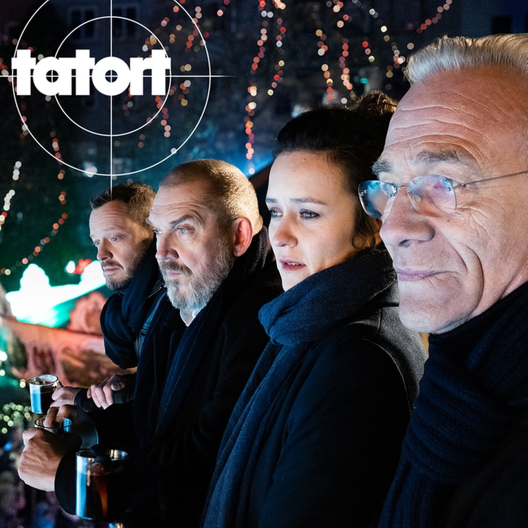 Tatort-Kritik aus Köln „Des anderen Last“: Alle Kommissare stehen nebeinander auf einem Weihnachtsmarkt. (Foto: ard-foto s2-intern/extern, WDR / Bavaria Fiction GmbH / Martin Valentin Menke)