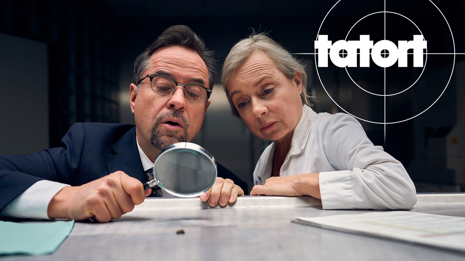 Tatort-Kritik Münster am 10.12. „Der Mann, der in den Dschungel fiel“: Boerne und Haller untersuchen eine Biene mit einer Lupe (Foto: ard-foto s2-intern/extern, WDR / Frank Dicks)