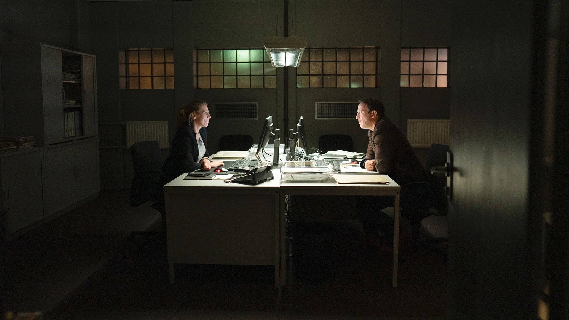 Julia Grosz und Thorsten Falke sitzen bei Nacht im Büro am Schreibtisch (Foto: ard-foto s2-intern/extern, NDR / Georges Pauly)