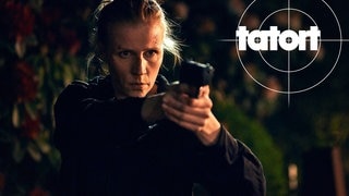 Kommissarin Grosz im Tatort „Schattenleben“ aus Hamburg hält eine Waffe in der Hand