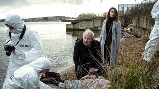 Szenenbilder aus dem Tatort „Borowski und die Angst der weißen Männer“ (Foto: ard-foto s2-intern/extern, NDR / Christine Schroeder) Szenenbilder aus dem Tatort „Borowski und die Angst der weißen Männer“