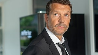 Szenenbild aus Tatort „Der Herr des Waldes“ (Foto: ard-foto s2-intern/extern, SR/Manuela Meyer) Szenenbild aus Tatort „Der Herr des Waldes“