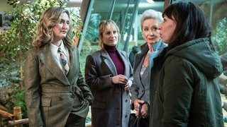 Kritik zum Tatort Zürich „Von Affen und Menschen“: Die Kommissarinnen und Anwältinnen sprechen sich ab ob ermittelt werden soll (Foto: ard-foto s2-intern/extern, SRF / Sava Hlavacek) Kritik zum Tatort Zürich „Von Affen und Menschen“: Die Kommissarinnen und Anwältinnen sprechen sich ab ob ermittelt werden soll