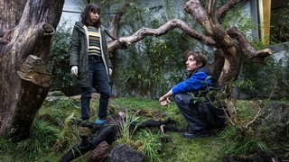 Kritik zum Tatort Zürich „Von Affen und Menschen“: Ott und ein Tierpfleger vor dem toten Schimpansen (Foto: ard-foto s2-intern/extern, SRF / Sava Hlavacek) Kritik zum Tatort Zürich „Von Affen und Menschen“: Ott und ein Tierpfleger vor dem toten Schimpansen