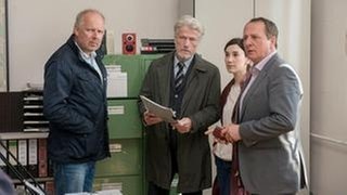 Borowski (Axel Milberg, li.), Kesting (Jürgen Prochnow, 2. v.l.), Brandt (Sibel Kekilli, 2. v.r.) und Schladitz (Thomas Kügel, re.) besprechen das weitere Vorgehen. (Foto: NDR/Christine Schroeder) Borowski (Axel Milberg, li.), Kesting (Jürgen Prochnow, 2. v.l.), Brandt (Sibel Kekilli, 2. v.r.) und Schladitz (Thomas Kügel, re.) besprechen das weitere Vorgehen.