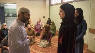 Imam Abu Abdallah (Ferhat Keskin) heißt Julia (Mala Emde) herzlich willkommen. (Foto: NDR/Christine Schroeder) Imam Abu Abdallah (Ferhat Keskin) heißt Julia (Mala Emde) herzlich willkommen.