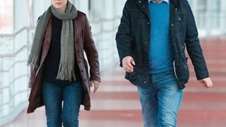Klaus Borowski (Axel Milberg) und Sarah Brandt (Sibel Kekilli) sind auf dem Weg zur Mutter des jungen Tatverdächtigen. (Foto: NDR/Christine Schroeder) Klaus Borowski (Axel Milberg) und Sarah Brandt (Sibel Kekilli) sind auf dem Weg zur Mutter des jungen Tatverdächtigen.