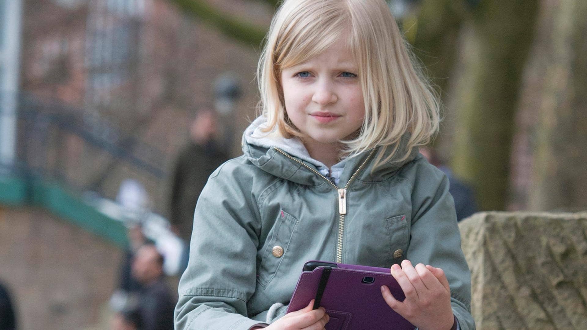Lilly Arnold ist mit der digitalen Kopie ihrer Mutter, auf einem Tablet, in ständigem Kontakt. (Foto: Radio Bremen/Christine Schroeder)