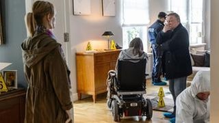 Tod im Rollstuhl: Für Kommissar Frank Thiel ist der Anblick der Toten nur schwer zu ertragen. Nadeshda Krusenstern hat den Tatort bereits inspiziert. (Foto: © WDR/Willi Weber) Tod im Rollstuhl: Für Kommissar Frank Thiel ist der Anblick der Toten nur schwer zu ertragen. Nadeshda Krusenstern hat den Tatort bereits inspiziert.
