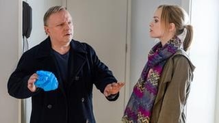 Kommissar Frank Thiel (Axel Prahl, l) und Nadeshda Krusenstern (Friederike Kempter, r) am Tatort. (Foto: © WDR/Willi Weber) Kommissar Frank Thiel (Axel Prahl, l) und Nadeshda Krusenstern (Friederike Kempter, r) am Tatort.
