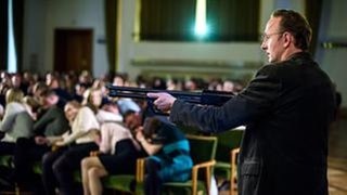 In seinen Tagträumen hat Prof. Harald Götz Gewaltfantasien. (Foto: © WDR/Willi Weber) In seinen Tagträumen hat Prof. Harald Götz Gewaltfantasien.