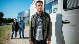 Das Bremer Ermittlerteam. (v.l.: Hauptkommissarin Inga Lürsen (Sabine Postel), Gerichtsmediziner Dr. Katzmann (Matthias Brenner), Hauptkommissar Stedefreund (Oliver Mommsen)) (Foto: Radio Bremen/ARD Degeto/Svenja von Schultzendorff) Das Bremer Ermittlerteam. (v.l.: Hauptkommissarin Inga Lürsen (Sabine Postel), Gerichtsmediziner Dr. Katzmann (Matthias Brenner), Hauptkommissar Stedefreund (Oliver Mommsen))