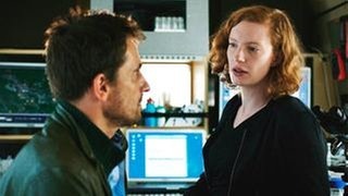 Linda Selb vom Bundeskriminalamt (Luise Wolfram) und Hauptkommissar Stedefreund (Oliver Mommsen) arbeiten gemeinsam am aktuellen Fall. (Foto: Radio Bremen/ARD Degeto/Svenja von Schultzendorff) Linda Selb vom Bundeskriminalamt (Luise Wolfram) und Hauptkommissar Stedefreund (Oliver Mommsen) arbeiten gemeinsam am aktuellen Fall.