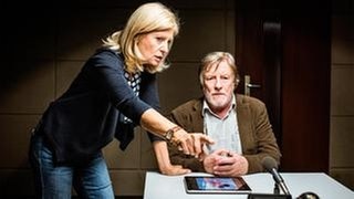 Die Schlüsselperson bei der Erpressung ist der Biochemiker Dr. Urs Render (Manfred Zapatka). Hauptkommissarin Inga Lürsen (Sabine Postel) versucht, ihn zum Reden zu bringen. (Foto: Radio Bremen/ARD Degeto/Svenja von Schultzendorff) Die Schlüsselperson bei der Erpressung ist der Biochemiker Dr. Urs Render (Manfred Zapatka). Hauptkommissarin Inga Lürsen (Sabine Postel) versucht, ihn zum Reden zu bringen.