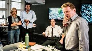 Die Erpresser rufen an und stellen ihre Forderungen. Lassen sie mit sich verhandeln? (Foto: Radio Bremen/ARD Degeto/Svenja von Schultzendorff) Die Erpresser rufen an und stellen ihre Forderungen. Lassen sie mit sich verhandeln?
