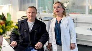 Silke „Alberich“ Haller und Kommissar Frank Thiel wundern sich über Prof. Boerne. (Foto: © WDR/Willi Weber) Silke „Alberich“ Haller und Kommissar Frank Thiel wundern sich über Prof. Boerne.