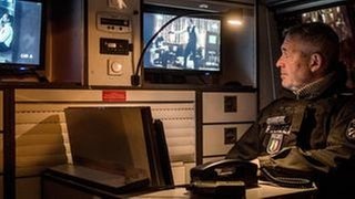 Versteckte Videoüberwachung: Im Wagen des SEK ist zu verfolgen, was bei der Geiselnahme in der Gaststätte vor sich geht. (Foto: © WDR/Willi Weber) Versteckte Videoüberwachung: Im Wagen des SEK ist zu verfolgen, was bei der Geiselnahme in der Gaststätte vor sich geht.