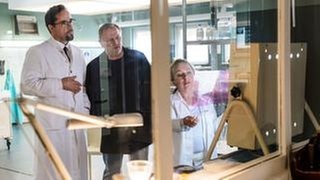 In der Rechtsmedizin: Prof. Karl Friedrich Boerne, Frank Thiel und Silke Haller (Christine Urspruch). (Foto: © WDR/Willi Weber) In der Rechtsmedizin: Prof. Karl Friedrich Boerne, Frank Thiel und Silke Haller (Christine Urspruch).