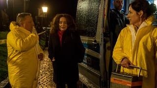 Staatsanwältin Wilhelmine Klemm (Mechthild Großmann, m) mit Kommissar Frank Thiel und der Therapeutin Dr. Corinna Adam (Oda Thormeyer, r): Nur in Schutzanzügen dürfen sie die Gaststätte betreten, in d (Foto: © WDR/Willi Weber) Staatsanwältin Wilhelmine Klemm (Mechthild Großmann, m) mit Kommissar Frank Thiel und der Therapeutin Dr. Corinna Adam (Oda Thormeyer, r): Nur in Schutzanzügen dürfen sie die Gaststätte betreten, in d