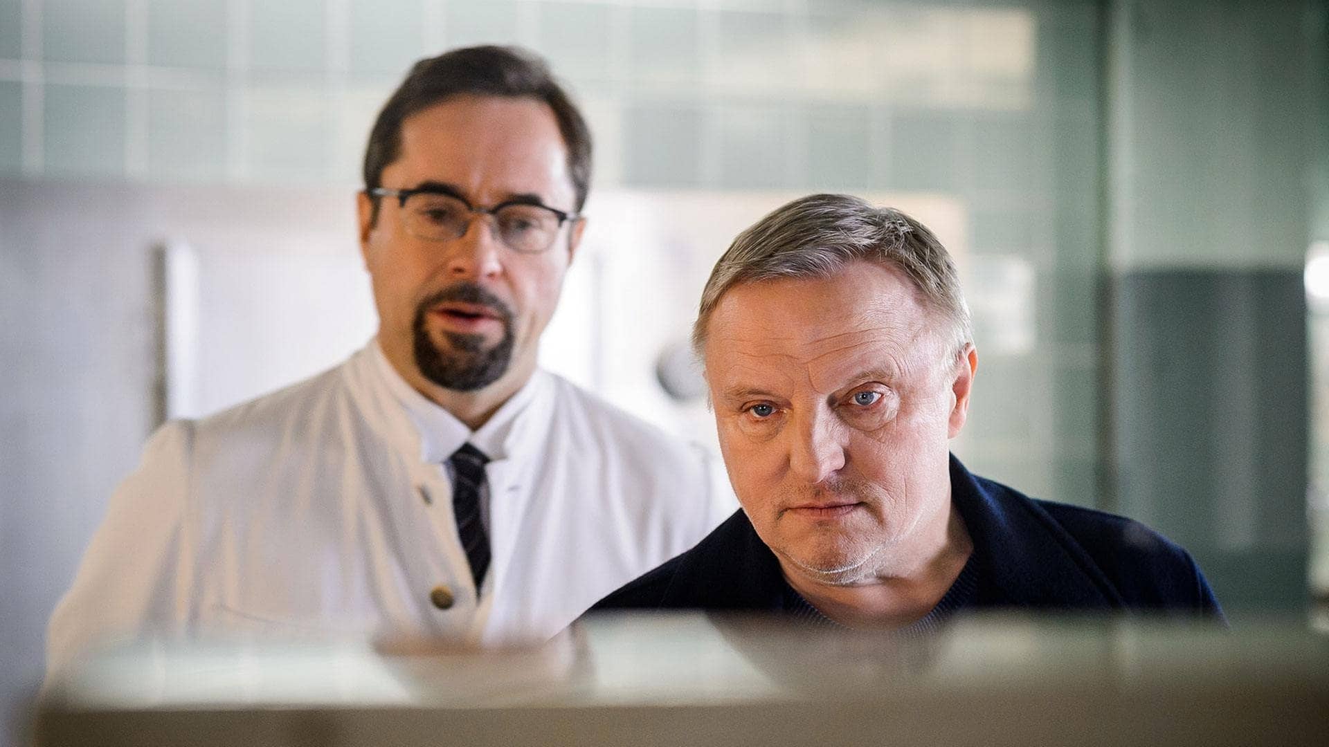 Prof. Karl Friedrich Boerne (Jan Josef Liefers, l) und Kommissar Frank Thiel (Axel Prahl, r) in der Rechtsmedizin.