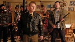 Einsatzleiter Schrader (Michael Witte, Mitte) versucht, die aufgebrachten Bauern zu beruhigen, die sich am Türken Mehmet Özhan für die gerissenen Schafe rächen wollen. (Foto: BR/Claussen+Putz Filmproduktion GmbH/Christian Schulz) Einsatzleiter Schrader (Michael Witte, Mitte) versucht, die aufgebrachten Bauern zu beruhigen, die sich am Türken Mehmet Özhan für die gerissenen Schafe rächen wollen.