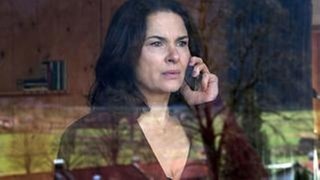 Hermann (Barbara Auer), die im Wellness-Center eines bayerischen Dorfes ihre Alkoholsucht bekämpfen will, telefoniert mit Hanns von Meuffels, der gerade einen Mordfall in München zu bearbeiten hat. (Foto: BR/Claussen+Putz Filmproduktion GmbH/Christian Schulz) Hermann (Barbara Auer), die im Wellness-Center eines bayerischen Dorfes ihre Alkoholsucht bekämpfen will, telefoniert mit Hanns von Meuffels, der gerade einen Mordfall in München zu bearbeiten hat.
