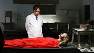 Pathologe Dr. Bruns (Rainer Egger) bei der Obduktion der Leiche der jungen Kristina (Anna Unterberger). (Foto: BR/Claussen+Putz Filmproduktion GmbH/Christian Schulz) Pathologe Dr. Bruns (Rainer Egger) bei der Obduktion der Leiche der jungen Kristina (Anna Unterberger).