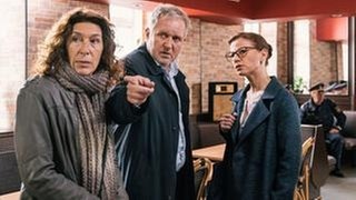 Bibi Fellner (Adele Neuhauser, li.) und ihr Kollege Moritz Eisner (Harald Krassnitzer) sprechen mit Daniela Vopelka (Kristina Sprenger). (Foto: © ARD Degeto/ORF/Superfilm/Klaus Pichler) Bibi Fellner (Adele Neuhauser, li.) und ihr Kollege Moritz Eisner (Harald Krassnitzer) sprechen mit Daniela Vopelka (Kristina Sprenger).