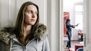 Die Prostituierte Victoria Oshchypko (Janina Rudenska) wird von Mina Sandra Nomura "Asia" (Puti Pandeka Kaisar) verfolgt. (Foto: © ARD Degeto/ORF/Superfilm/Klaus Pichler) Die Prostituierte Victoria Oshchypko (Janina Rudenska) wird von Mina Sandra Nomura "Asia" (Puti Pandeka Kaisar) verfolgt.