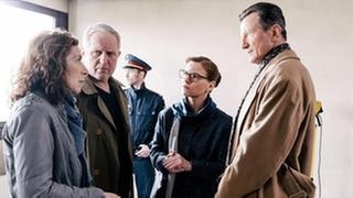 Das Ermittlerduo Bibi Fellner (Adele Neuhauser, li.) und ihr Kollege Moritz Eisner (Harald Krassnitzer) sprechen mit Daniela Vopelka (Kristina Sprenger) und Ernst Rauter (Hubert Kramar, re.). (Foto: © ARD Degeto/ORF/Superfilm/Klaus Pichler) Das Ermittlerduo Bibi Fellner (Adele Neuhauser, li.) und ihr Kollege Moritz Eisner (Harald Krassnitzer) sprechen mit Daniela Vopelka (Kristina Sprenger) und Ernst Rauter (Hubert Kramar, re.).