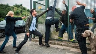 Die Situation eskaliert: Die Bremer Kommissare (v.l. Sabine Postel, Oliver Mommsen) retten einen Verdächtigen vor dem aufgebrachten Mob. (Foto: Radio Bremen/ARD Degeto/Svenja von Schultzendorff) Die Situation eskaliert: Die Bremer Kommissare (v.l. Sabine Postel, Oliver Mommsen) retten einen Verdächtigen vor dem aufgebrachten Mob.
