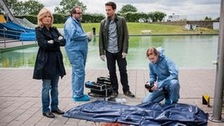 Das Bremer Ermittlerteam ahnt nicht, welche Ausmaße dieser Fall annehmen wird. (v.l.: Hauptkommissarin Inga Lürsen (Sabine Postel), Gerichtsmediziner Dr. Katzmann (Matthias Brenner), Hauptkommissar St (Foto: Radio Bremen/ARD Degeto/Svenja von Schultzendorff) Das Bremer Ermittlerteam ahnt nicht, welche Ausmaße dieser Fall annehmen wird. (v.l.: Hauptkommissarin Inga Lürsen (Sabine Postel), Gerichtsmediziner Dr. Katzmann (Matthias Brenner), Hauptkommissar St