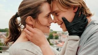 Luisa (Friederike Becht) und Sven (Franz Pätzold) wollen die Welt verbessern – auch wenn sie dafür eine ganze Stadt erpressen müssen. (Foto: Radio Bremen/ARD Degeto/Svenja von Schultzendorff) Luisa (Friederike Becht) und Sven (Franz Pätzold) wollen die Welt verbessern – auch wenn sie dafür eine ganze Stadt erpressen müssen.